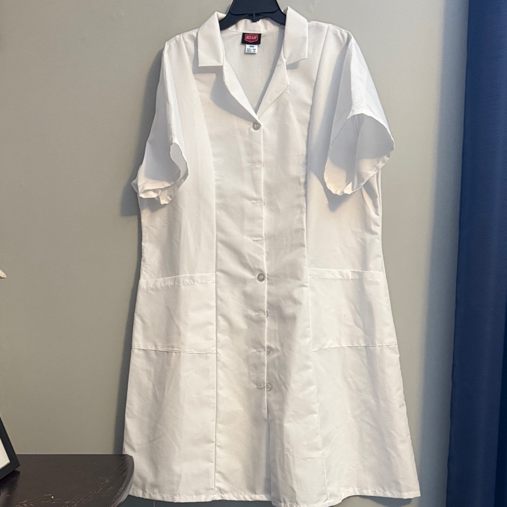 White Button-Up Short Sleeve lab coat